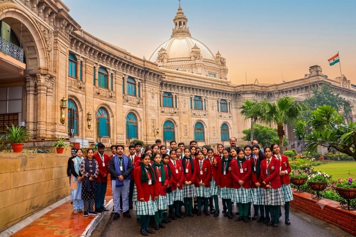 Senior students on the Lucknow civic tour